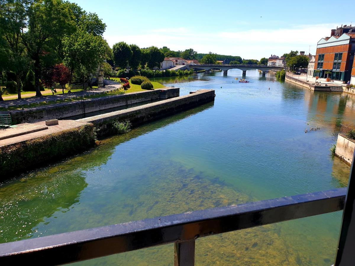 Appartement QUAI 3 loft moderne et lumineux les pieds dans l'eau à Jarnac Extérieur photo