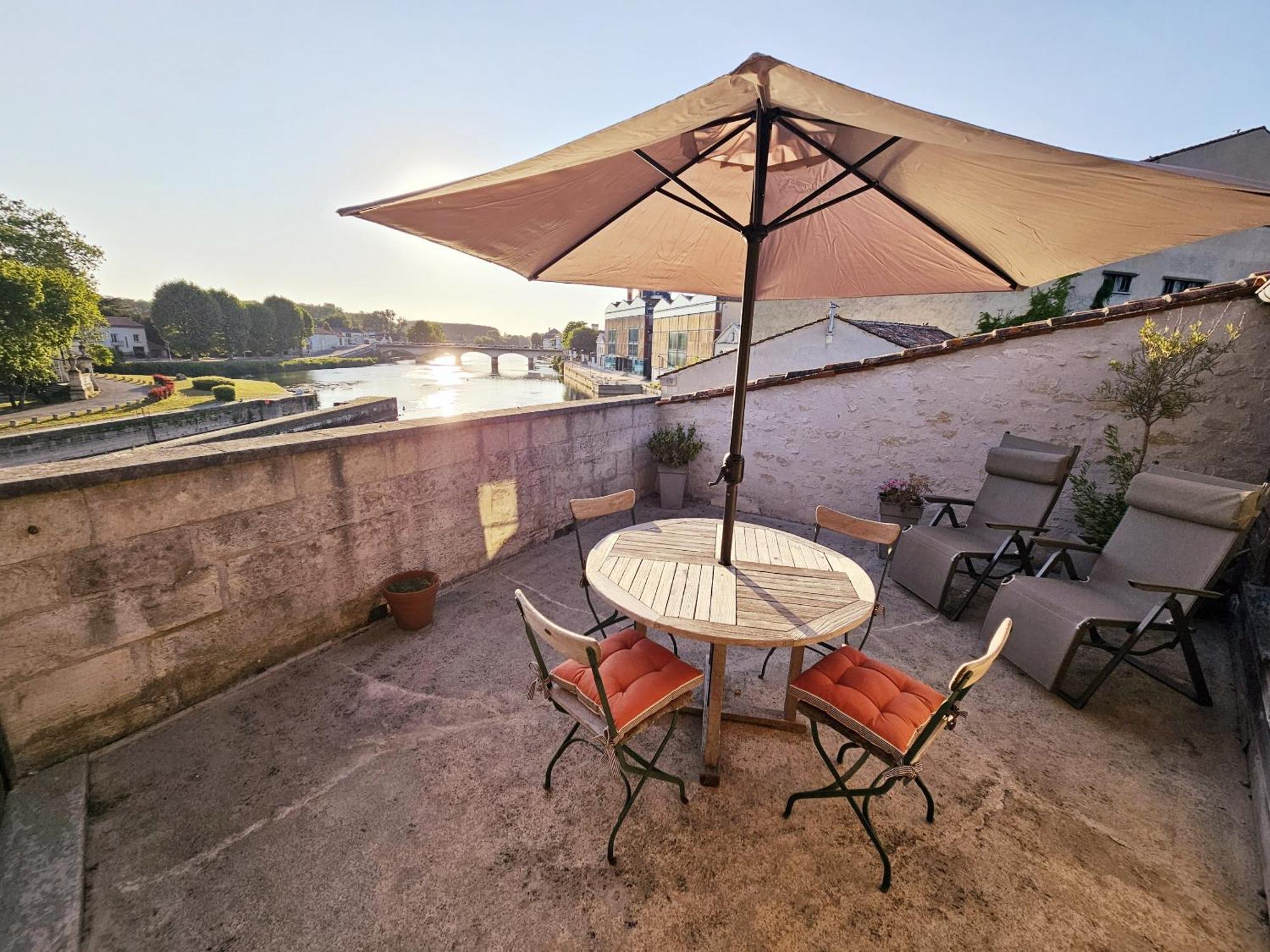 Appartement QUAI 3 loft moderne et lumineux les pieds dans l'eau à Jarnac Extérieur photo