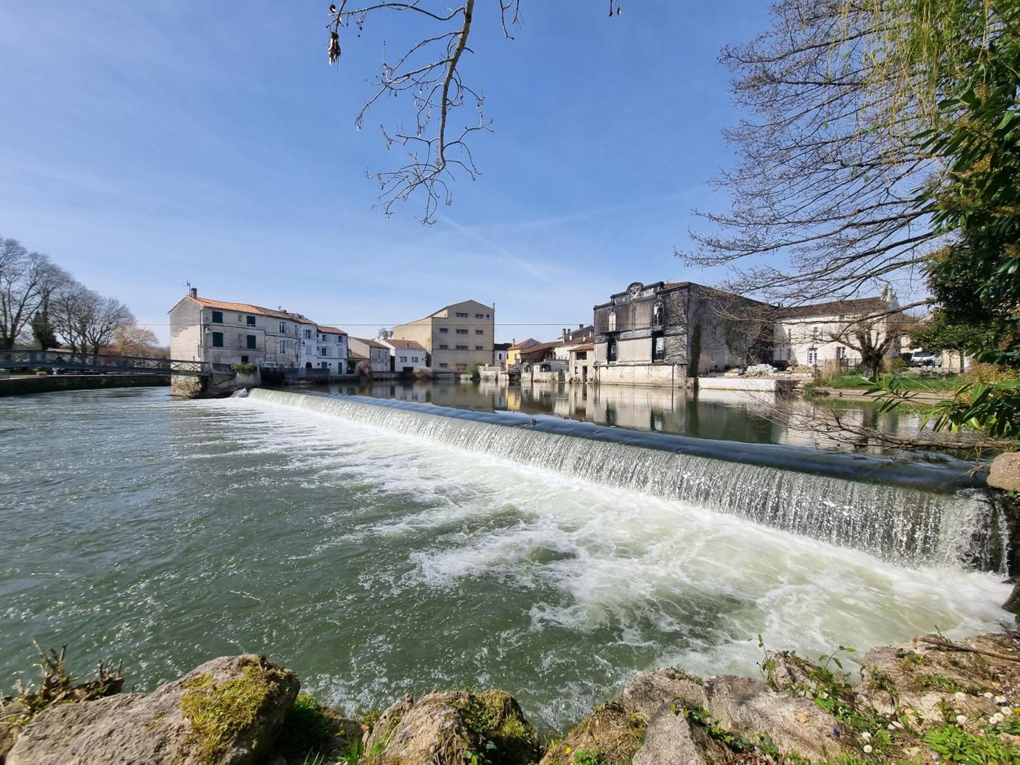 Appartement QUAI 3 loft moderne et lumineux les pieds dans l'eau à Jarnac Extérieur photo