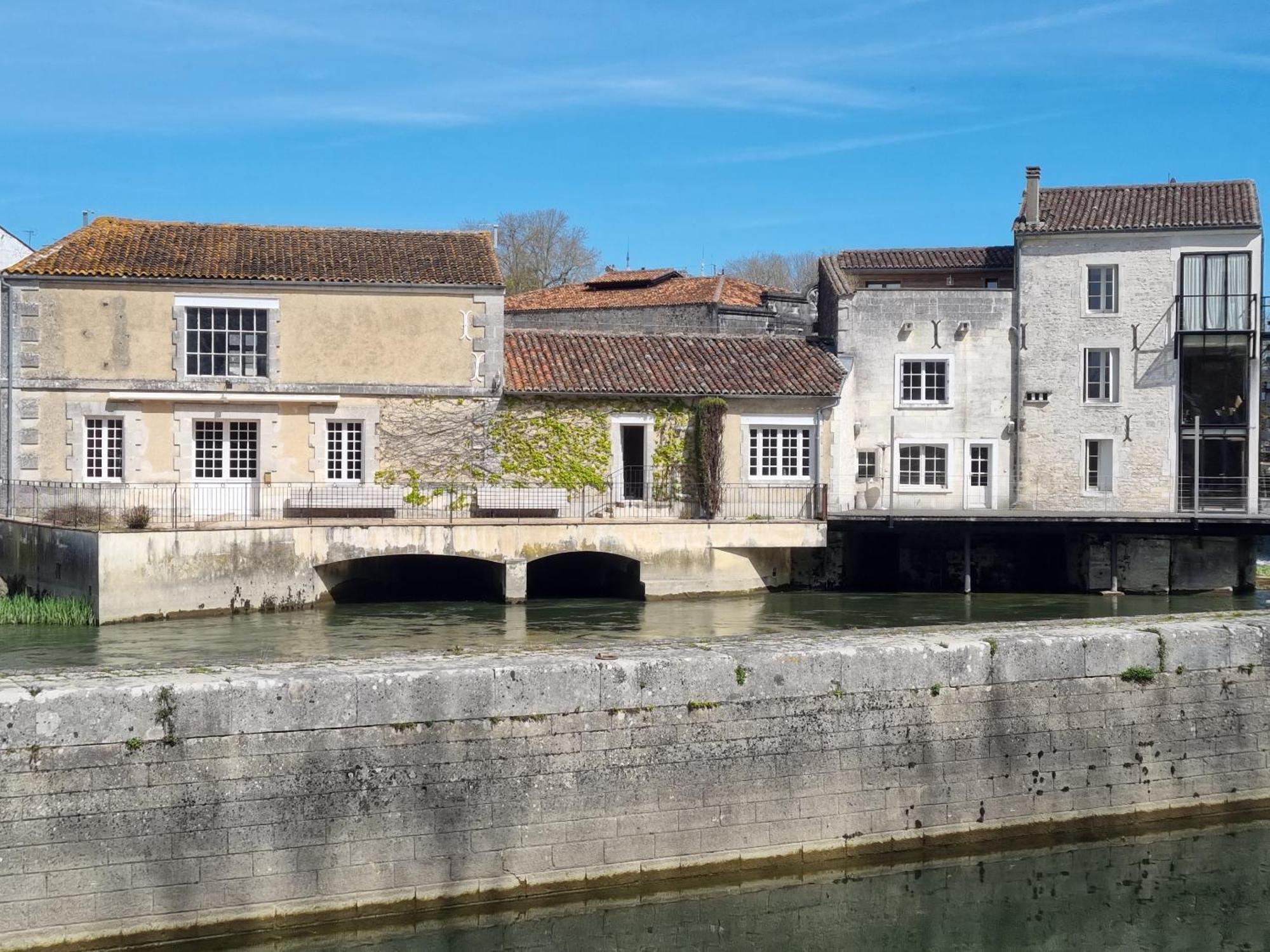 Appartement QUAI 3 loft moderne et lumineux les pieds dans l'eau à Jarnac Extérieur photo