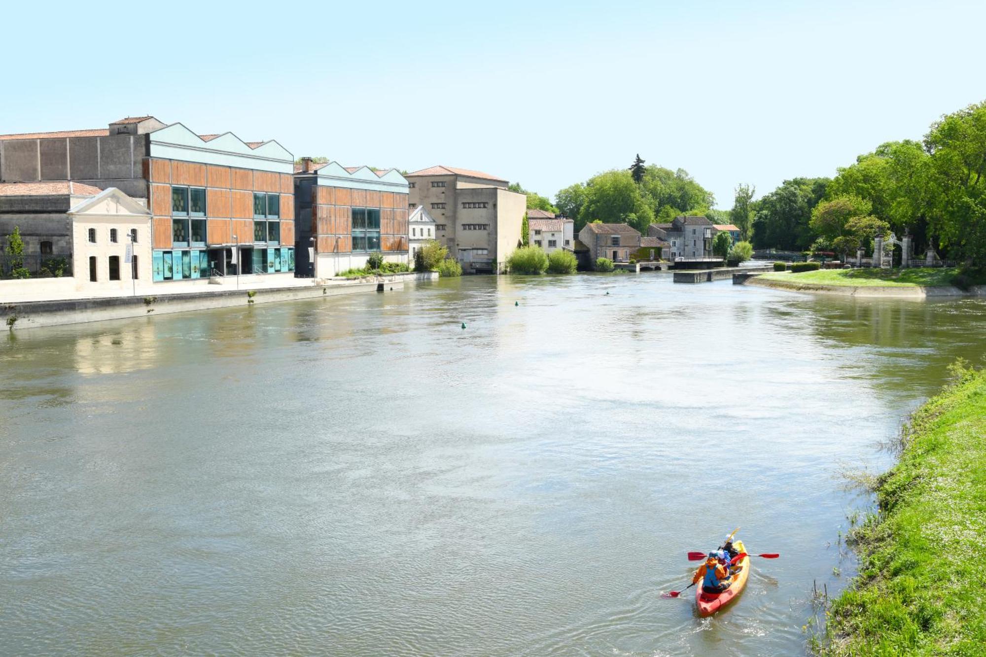 Appartement QUAI 3 loft moderne et lumineux les pieds dans l'eau à Jarnac Extérieur photo